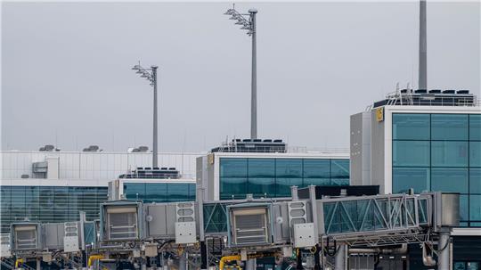 Der Münchner Flughafen wächst - im Bild der Erweiterungsbau des Terminals 1. Die Fernverkehrsanbindung aber fehlt weiter. (Archiv)