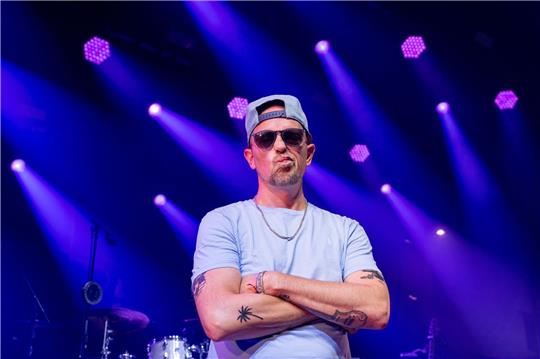 Der Musiker Jan Delay findet, kleine Festival werden von den Fans honoriert.