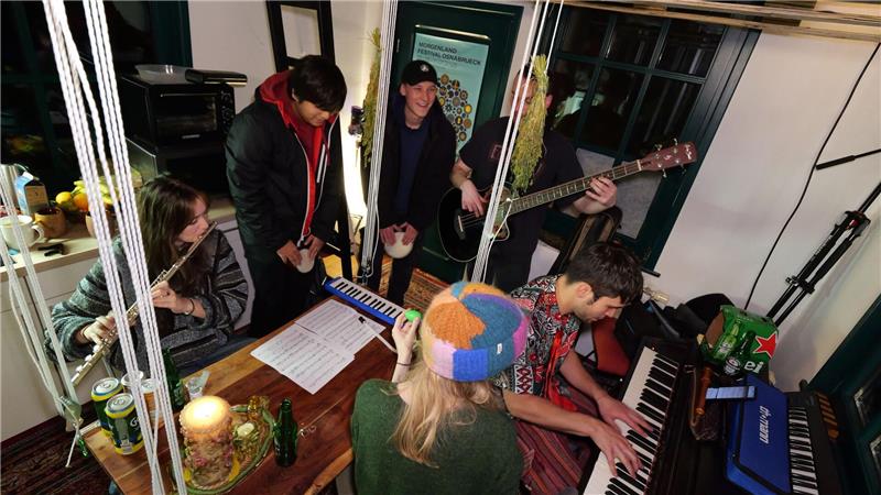 Leben in „Deutschlands kleinstem Studentenwohnheim“ Der Musikstudent (am Klavier) findet in dem laut Studierendenwerk Osnabrück kleinsten Studentenwohnheim Deutschlands genug Platz für Gäste.