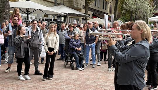 Der Musikzug Powerbrass Sudmerberg spielt in der Bummelallee vor vielen Gästen.