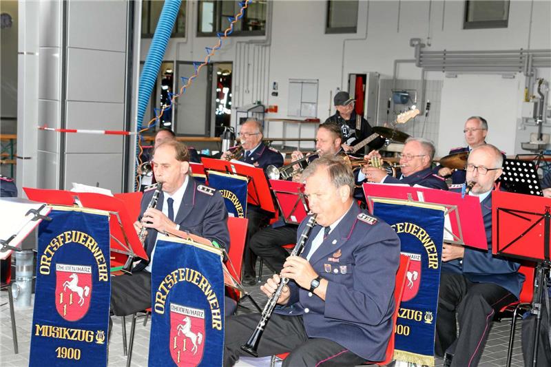 Der Musikzug der Feuerwehr Rhüden sorgt für den richtigen Rhythmus.