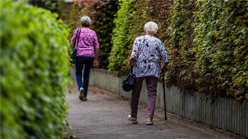 Der „Nachhaltigkeitsfaktor“ bewirkt, dass Rentnerinnen und Rentner mit etwas weniger Rentenanstieg rechnen können. (Archivbild)