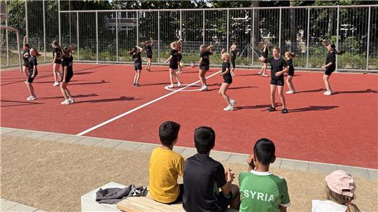 Der Nachwuchs der J.E.T.-Tanzgruppe zeigt sein Können auf dem neuen Jugendplatz.