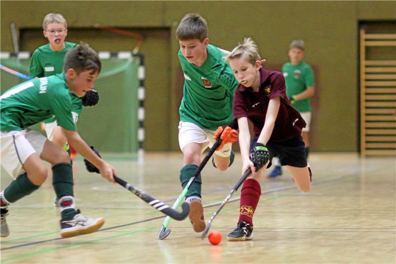 Harz-Hockey-Cup des Goslarer HC 09 wieder ein Erfolgsmodell Der Nachwuchs hat beim Harz-Hockey-Cup des Goslarer HC 09, hier die U 12 des Gastgebers (re.) in der Partie gegen die Füchse Berlin, richtig viel Spaß. Foto: Gietemann