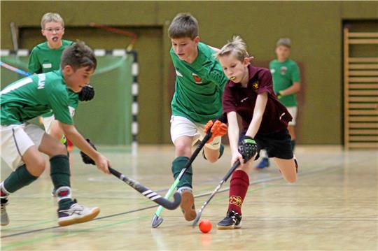 Der Nachwuchs hat beim Harz-Hockey-Cup des Goslarer HC 09, hier die U 12 des Gastgebers (re.) in der Partie gegen die Füchse Berlin, richtig viel Spaß. Foto: Gietemann