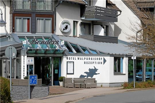 Der Name Bender bleibt vorerst mit dem „Walpurgishof sichtbar verbunden. 2003 war das Ehepaar aus Osterode gekommen, um das Hotel in Hahnenklee zu übernehmen. Foto: Epping