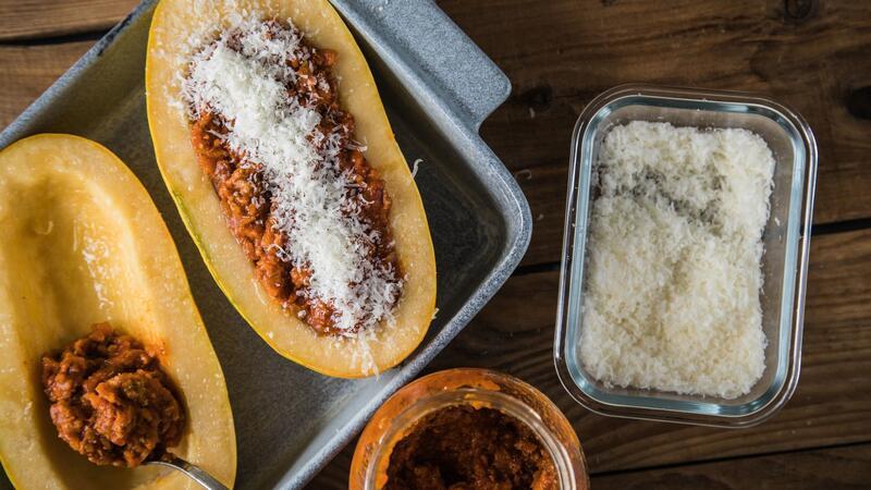 Leckere Kürbis-Rezepte und Kochtipps für den Herbst Der Name ist Programm: Spaghetti-Kürbis mit Käse und Bolognese.
