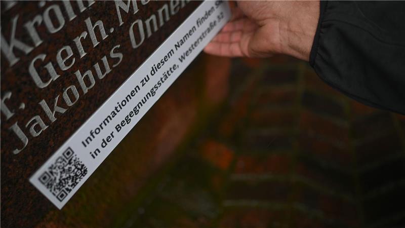 Der Name von Jakobus Onnen auf einem Ehrenmal für Kriegsopfer im ostfriesischen Weener wird überklebt - er war neuesten Erkenntnissen zufolge an Kriegsverbrechen beteiligt. 