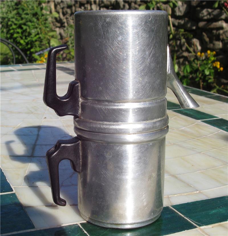 Der Napoletaner ist eine Kaffeekanne mit aufgeschraubtem Wasserbehälter und Kaffeefilter.  Foto: Wikipedia