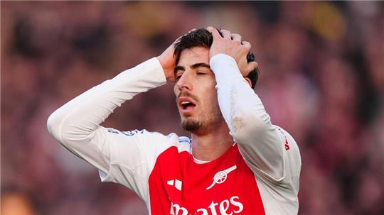 Der Nationalspieler muss operiert werden. 