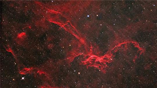 Der Nebel des „Fliegenden Drachen“ ist 3300 Lichtjahre von der Erde entfernt.