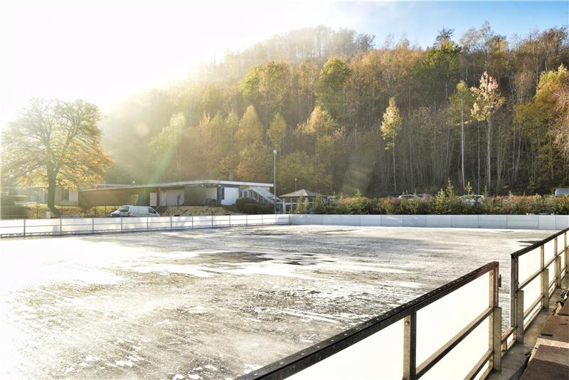 Die Bad Harzburger Eisbahn wächst Schicht um Schicht Der Nebel lichtet sich: Sonne ist nicht gerade der Eisbahn beste Freundin – aber einstellige Temperaturen liefern optimale Bedingungen für den Start am Samstag. Foto: Neumann