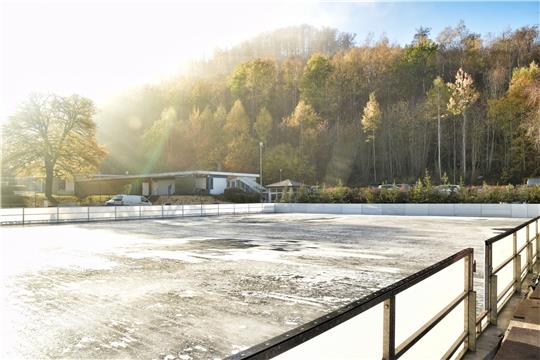 Der Nebel lichtet sich: Sonne ist nicht gerade der Eisbahn beste Freundin – aber einstellige Temperaturen liefern optimale Bedingungen für den Start am Samstag. Foto: Neumann
