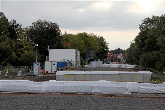 Der Neubau der Okerbrücke am Vienenburger Ortseingang ruht, die Baustelle ist verwaist. Warum ist das so? Foto: Hohaus