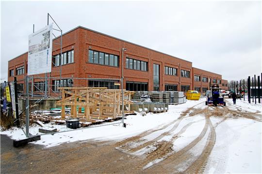 Der Neubau schreitet voran: Neben dem alten Schulzentrum Goldene Aue entsteht für insgesamt mehr als 65 Millionen Euro – inklusive Ausstattung – eine neue Heimat für CvD-Gymnasium und Realschule Goldene Aue. Foto: Epping