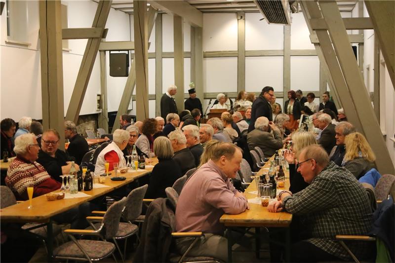 Der Neujahrsempfang in der Rathausscheune trifft auf großes Interesse. Fotos: Jung