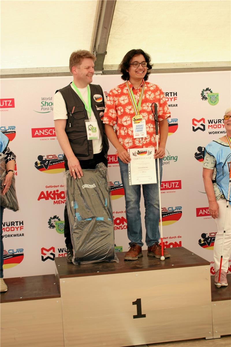Schützen mit der Premiere zufrieden Der Neuseeländer Samuel Mellsop (r.) gewinnt das den Ide-Cup abschließende Jedermannschießen sitzend mit Auflage. Foto: Jörg Knoke
