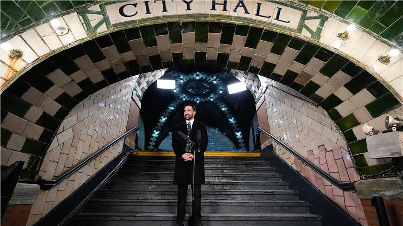 Der New Yorker Bürgermeister Zohran Mamdani spricht nach seiner Vereidigung in der U-Bahn-Station Old City Hall.