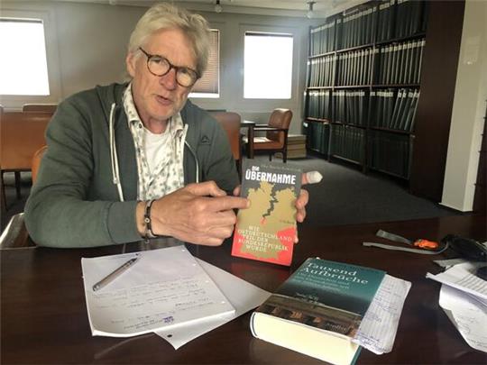 Der Niederländer Johan Zoutberg erläutert im Verlagsgebäude der Goslarschen Zeitung das Ost-West-Thema seiner Doktorarbeit, für die er im Harz recherchiert.
