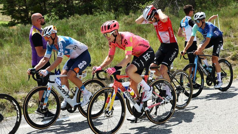Nur die „Beine testen“: Pogacar mit Mini-Machtdemonstration Der Niederländer Marijn van den Berg (M) vom Team EF Education-EasyPost und der Deutsche John Degenkolb vom Team DSM-Firmenich PostNL bei der Tour de France in Aktion.