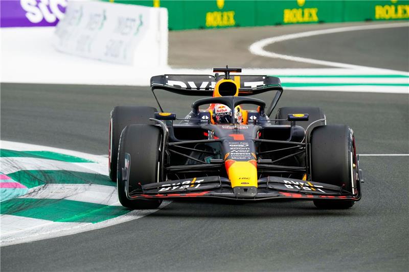 Der Niederländer Max Verstappen fährt im Red-Bull-Boliden während des Freien Trainings auf der Strecke.