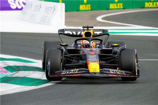 Der Niederländer Max Verstappen fährt im Red-Bull-Boliden während des Freien Trainings auf der Strecke.
