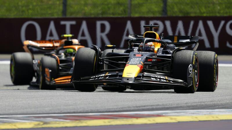 Verstappen gewinnt Formel-1-Sprint in Österreich Der Niederländer Max Verstappen (r) behauptet sich gegen den Briten Lando Norris (l).