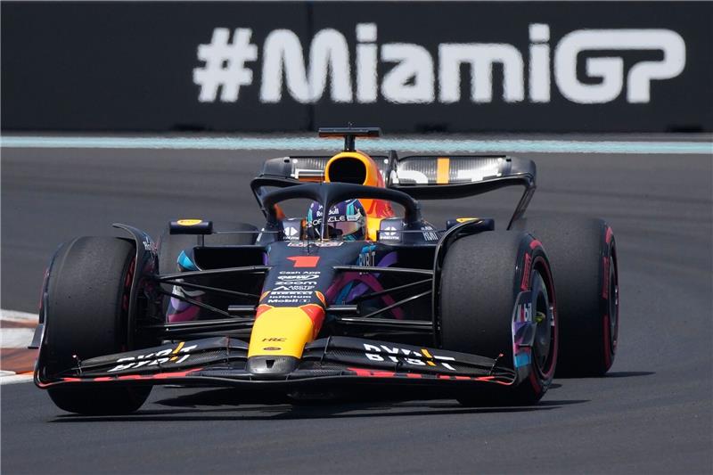 Verstappen Schnellster vor der Miami-Qualifikation Der Niederländer Max Verstappen steuert den Red-Bull-Boliden auf der Rennstrecke.