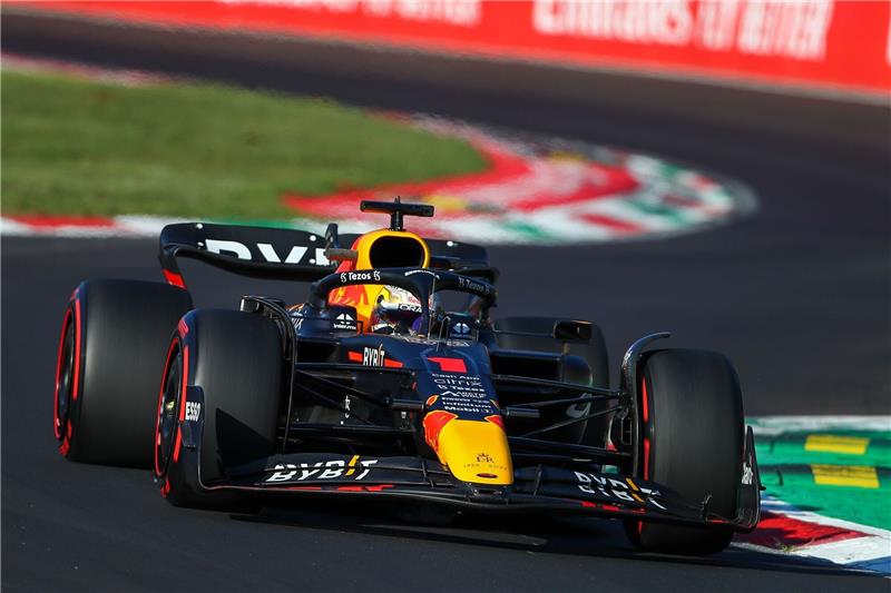 Das muss man zum Großen Preis von Singapur wissen Der Niederländer Max Verstappen steuert den Red-Bull-Boliden auf der Rennstrecke.