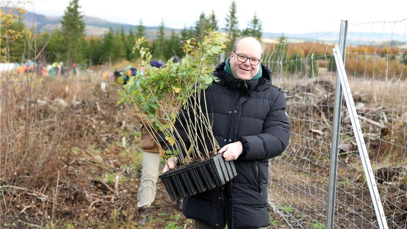 35 Jahre Bergwaldprojekt – wie sich der Wald verändert hat Der Niedersächsische Umweltminister Christian Meyer nimmt an der Pflanzaktion teil.