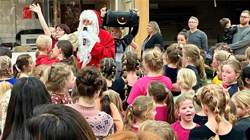 Der Nikolaus singt einige Weihnachtslieder, bevor er dann Schokolade verteilt.