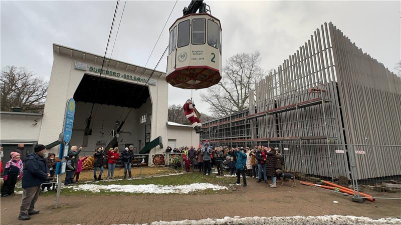 In Bad Harzburg hängt der Nikolaus am Rettungsseil Der Nikolaus wird aus der Gondel abgeseilt, die Kinder schauen vergnügt zu. Foto: Schlegel