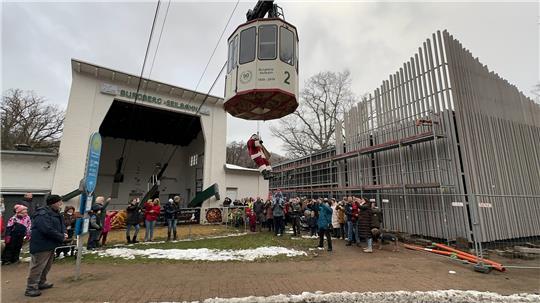 Der Nikolaus wird aus der Gondel abgeseilt, die Kinder schauen vergnügt zu. Foto: Schlegel