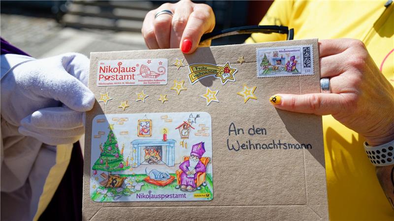 Postler radeln zum Weihnachtsmann nach Lappland Der Nikolaus wünscht sich, dass der Weihnachtsmann ihm antwortet.