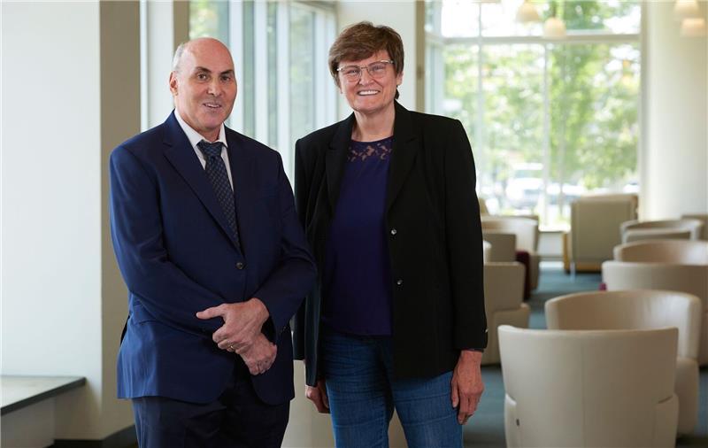 Nobelpreise für Corona-Impfstoff-Pioniere Der Nobelpreis für Medizin geht in diesem Jahr an die in Ungarn geborene Forscherin Katalin Kariko und den US-Amerikaner Drew Weissman für Grundlagen zur Entwicklung von mRNA-Impfstoffen gegen Covid-19.