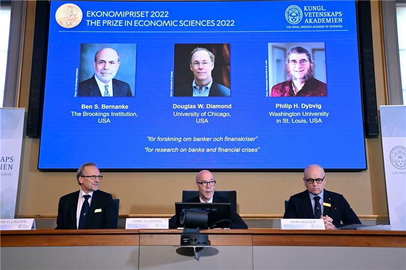 Wirtschaftsnobelpreis für drei US-Ökonomen Der Nobelpreis für Wirtschaftswissenschaften geht in diesem Jahr an die drei US-Ökonomen Ben Bernanke (Monitor,l-r), Douglas Diamond und Philip Dybvig.