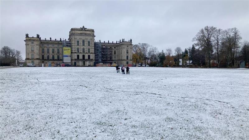 Der Norden Deutschlands wie hier das Schloss Ludwigslust in Mecklenburg-Vorpommern bekam vielerorts schon Schnee ab.