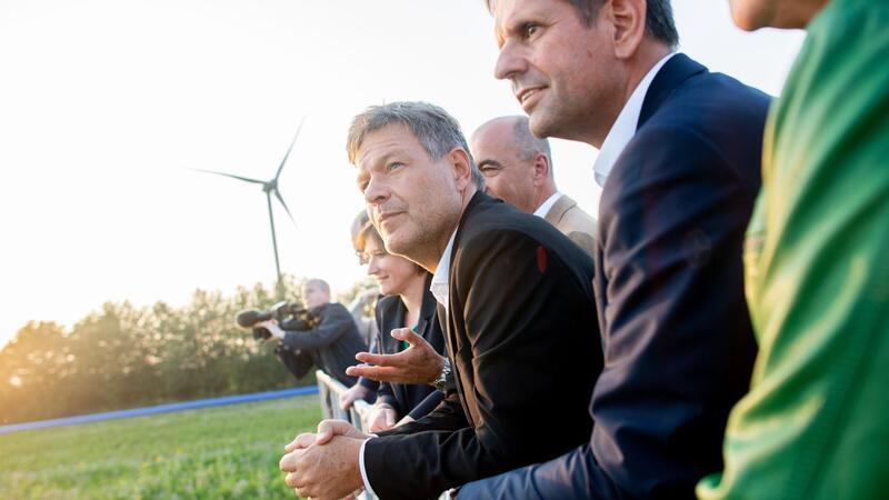 Habeck: Nordwesten wird wichtig für Wasserstoff-Hochlauf Der Nordwesten sei eine „energiestarke Region“, sagte Vizekanzler Habeck bei seinem Besuch in Emden.