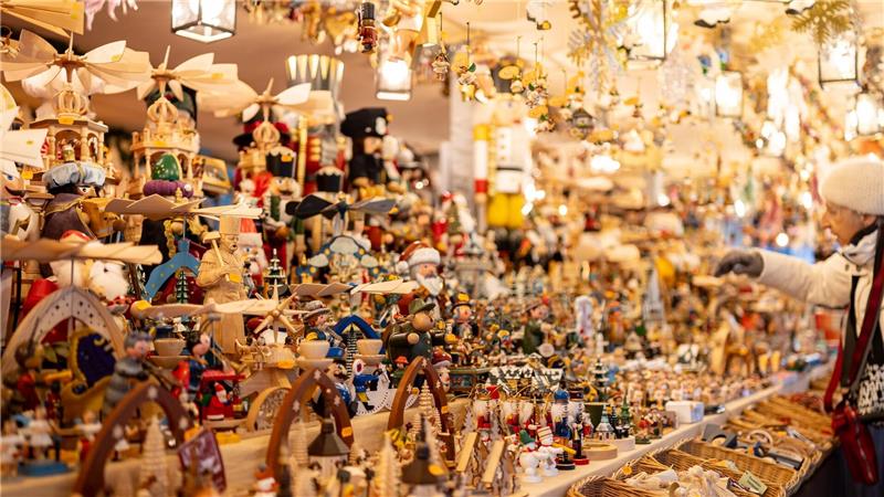 Nürnberger Christkindlesmarkt feierlich eröffnet Der Nürnberger Christkindlesmarkt zählt neben dem Dresdner Striezelmarkt zu den ältesten Weihnachtsmärkten Deutschlands.
