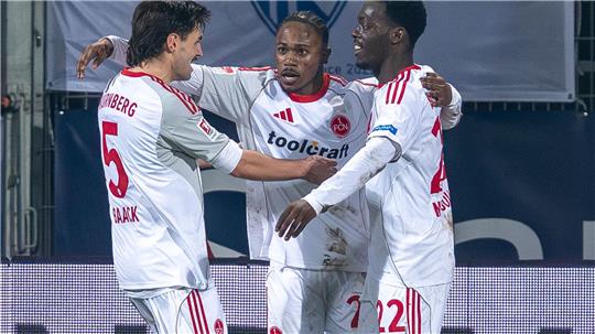 Der Nürnberger Mohamed Alì Zoma (Mitte) bejubelt mit den Vorlagengebern Tom Baack (links) und Rabby Nzingoula seinen Treffer zur 1:0-Führung.