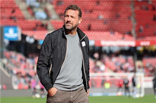Der Nürnberger Trainer Markus Weinzierl geht über den Platz vor Spielbeginn.