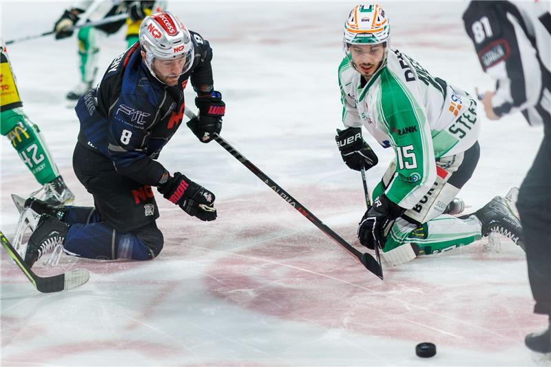 Der Nürnberger Tyler Sheehy (l) kämpft mit Robert Kneisler um den Puck.
