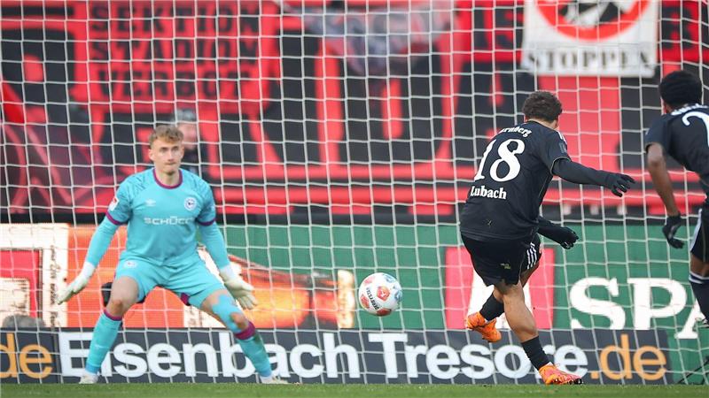 Der Nürnberger Wegbereiter: Rafael Lubach erzielt per Foulelfmeter das 1:0.