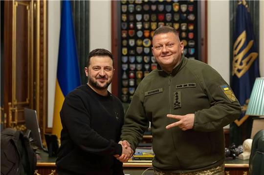 Der Oberbefehlshaber der ukrainischen Streitkräfte, Walerij Saluschnyj (r), ist von seinem Posten entbunden worden.