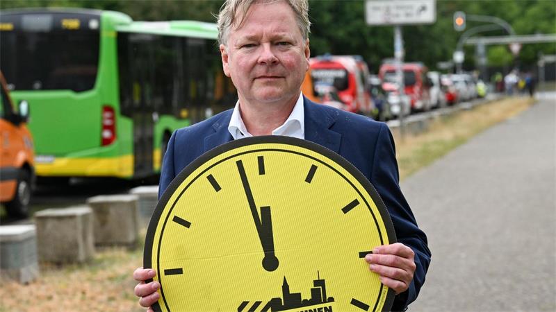 Der Oberbürgermeister von Oberhausen, Thorsten Berg (SPD), bei einer Demonstration von Städten und Kommunen für mehr finanzielle Unterstützung durch den Bund.
