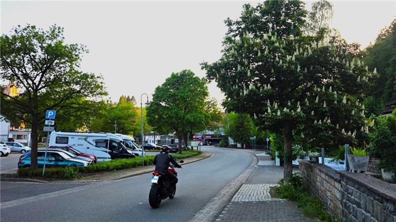 Ein Motorradfahrer fährt durch das Schultal.