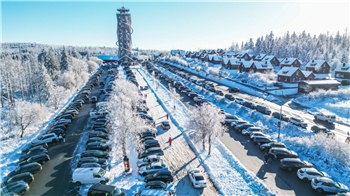 Auf dem Torfhaus-Parkplatz stehen viele Autos. 