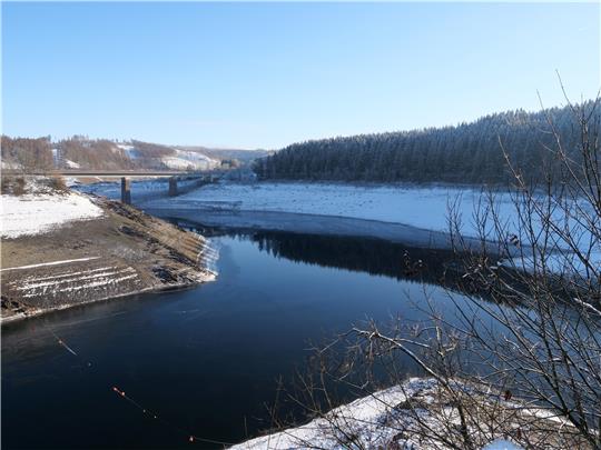 Der Oberharz kann mit seiner Landschaft auftrumpfen, auch trotz der Baumverluste. Zum Erholen bietet er nach wie vor vielerlei Möglichkeiten – an den Seen beispielsweise und auch an der Okertalsperre (Bild). Foto: Potthast