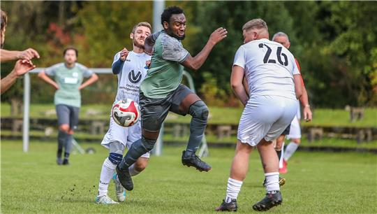 Der Oberharzer Vadece Kamdem setzt sich mit einem beherzten Antritt von seinem Gegenspieler ab. Die SVG ist im Pokalspiel für Ligakonkurrent FG Vienenburg/Wiedelah II zu stark und gewinnt 6:1. Foto: Neuendorf