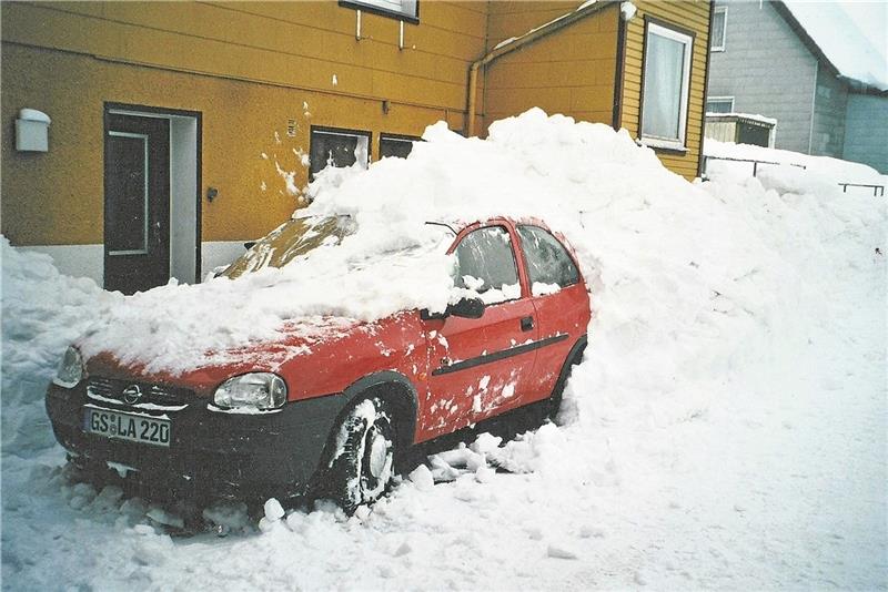 Morgen fange ich gleich an ... Der Oberharzer Winter hat es in sich: Das Auto ist unter einem Schneeberg begraben – Ingrid Lader hat ihre Weihnachtspause zu lang werden lassen. Foto: Privat